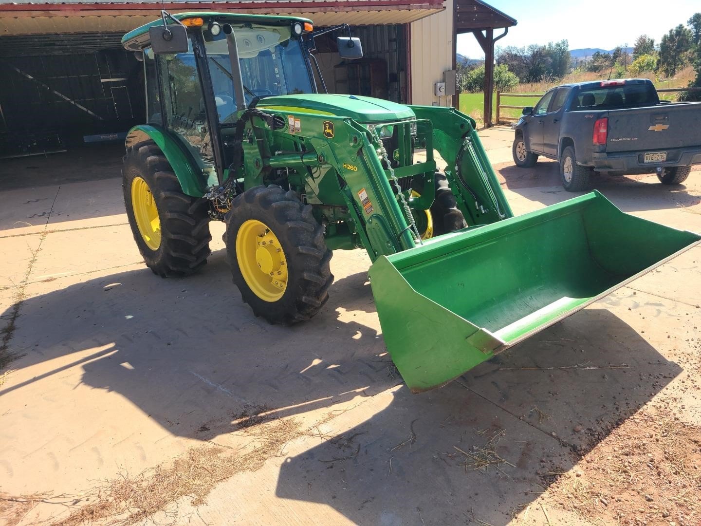 2014 John Deere 5085E (2)