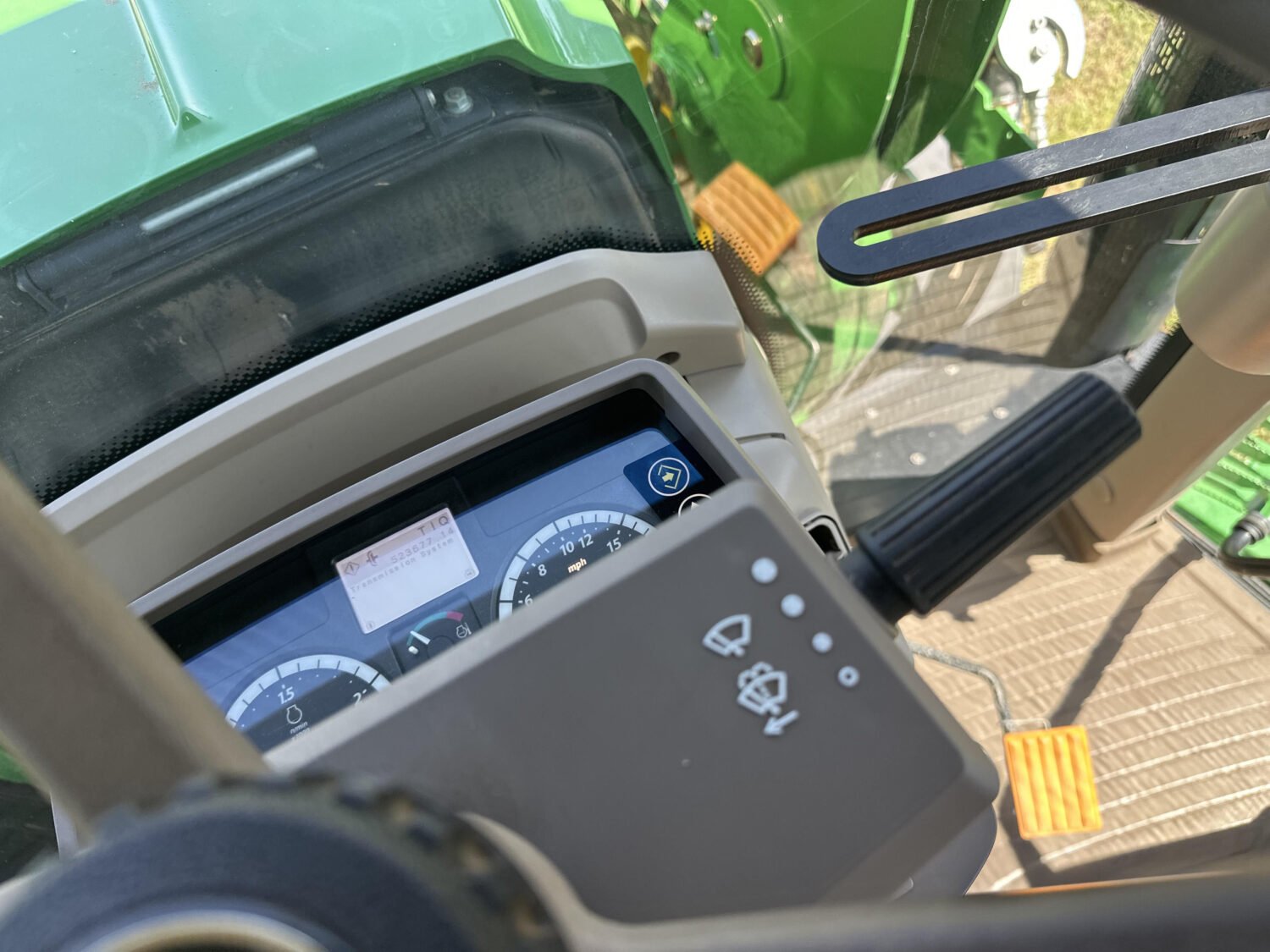 2014 John Deere 6115M (25)