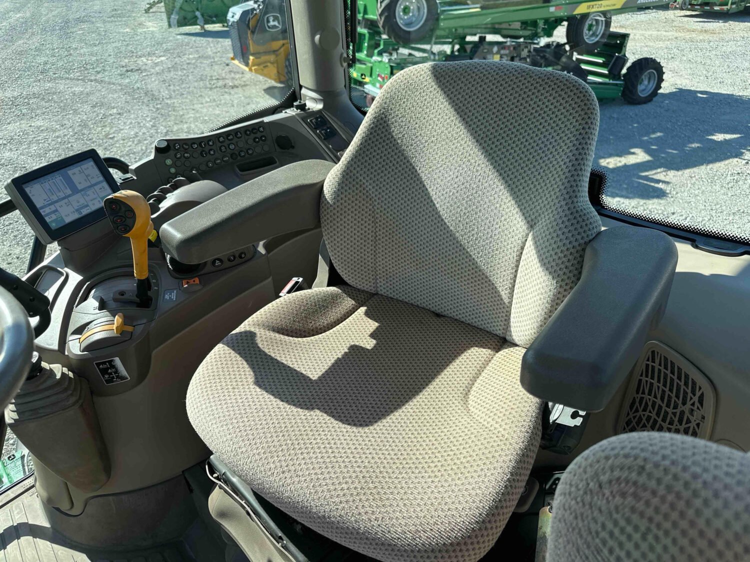 2016 John Deere 6130R (33)