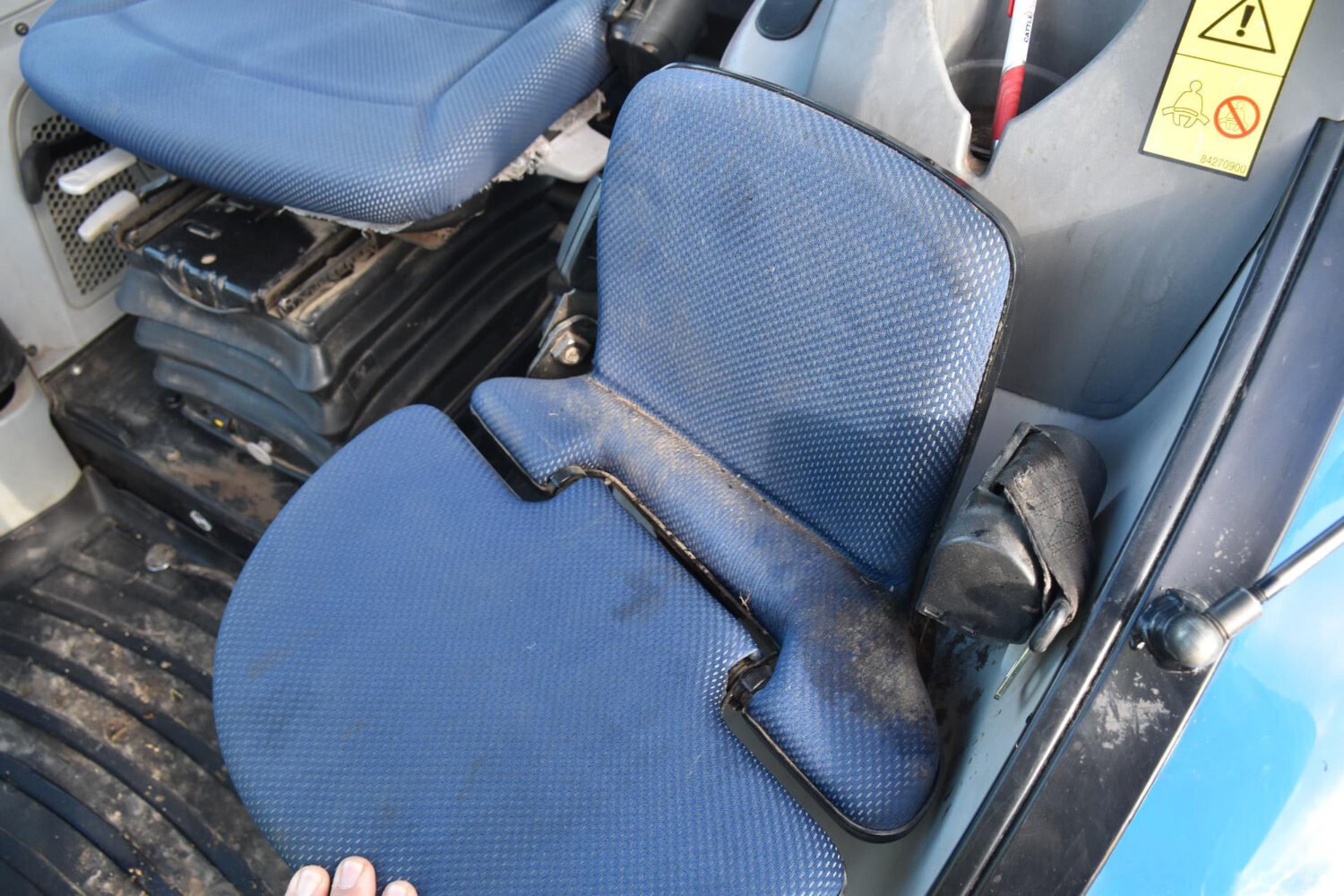 1new-holland-powerstar-110-mfwd-tractor-w-loader-2_166a79a548d04ae382503b86fe779b9c