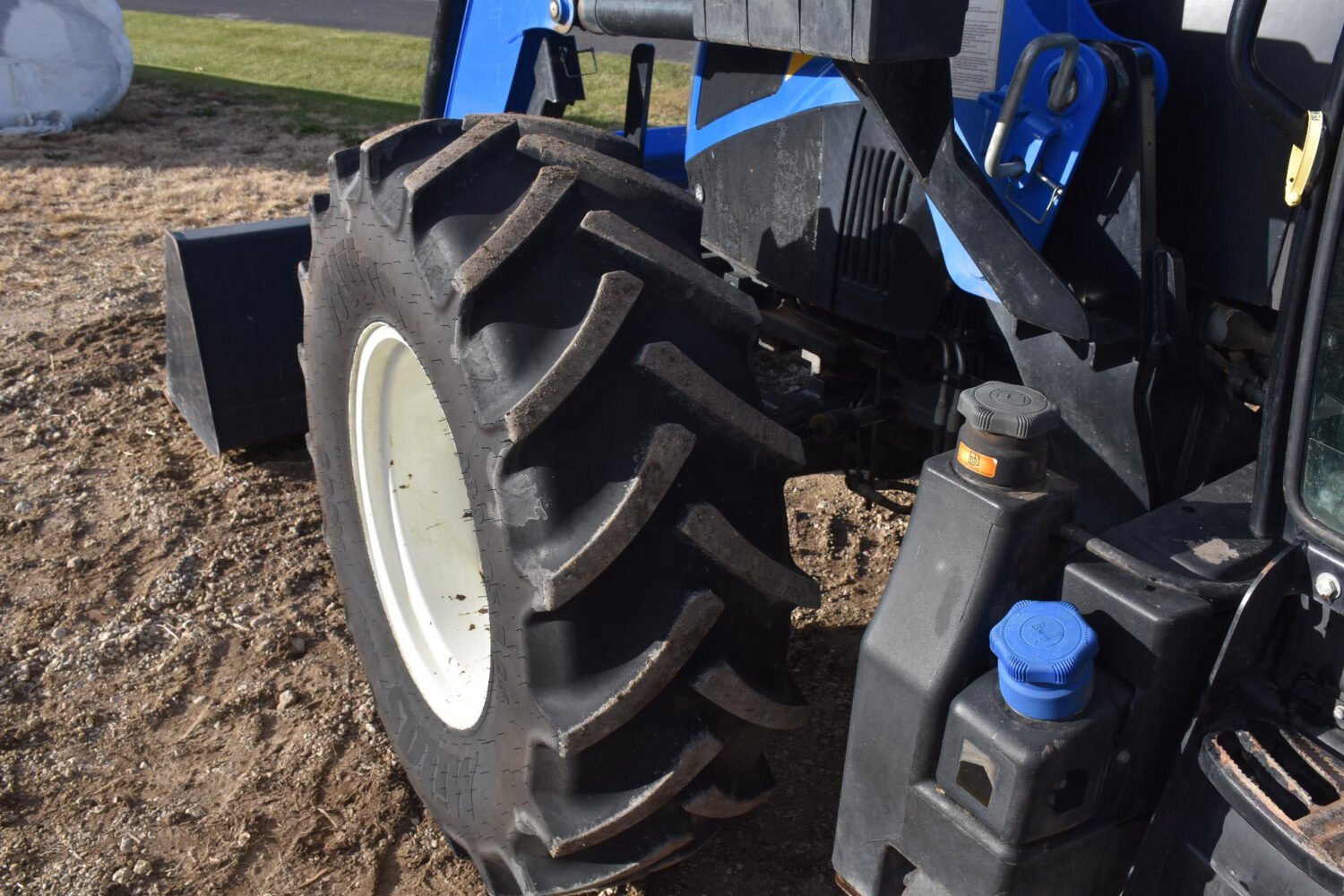 1new-holland-powerstar-110-mfwd-tractor-w-loader-2_59d30d4b00ee4114826c484b8857b3e1