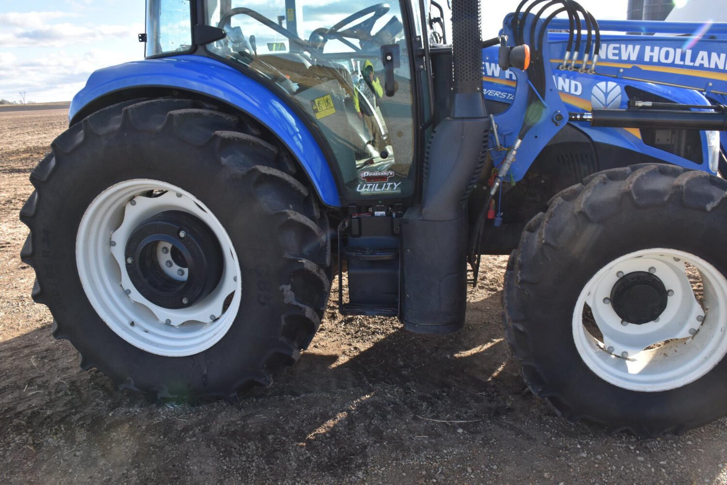 1new-holland-powerstar-110-mfwd-tractor-w-loader-2_73aaff8582834a38885d58e3ddd6a076