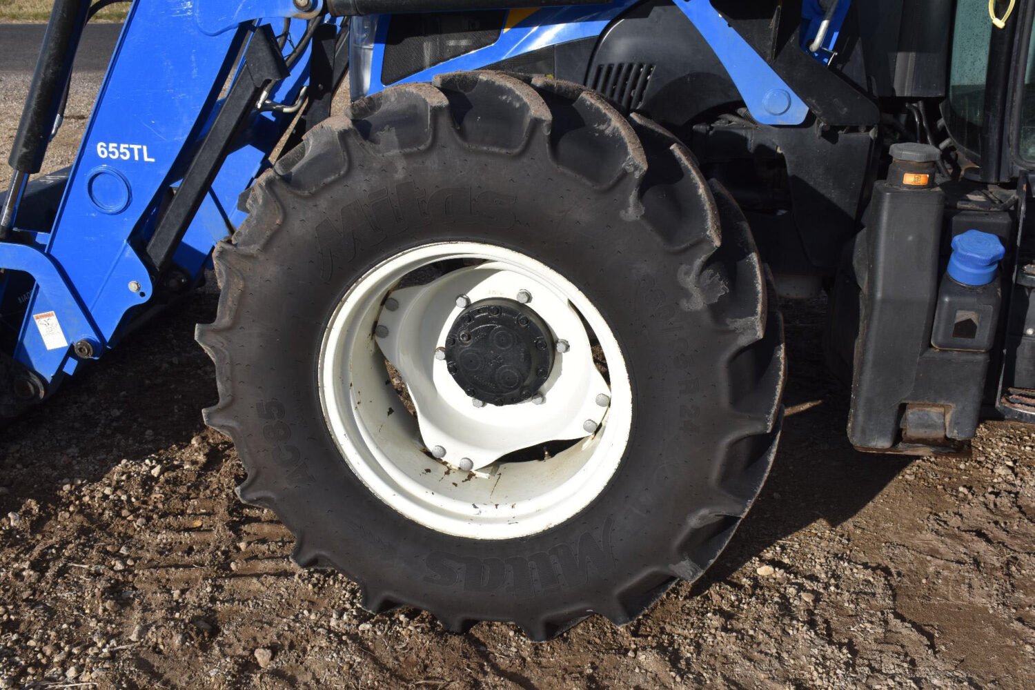 1new-holland-powerstar-110-mfwd-tractor-w-loader-2_823b260734b74befb586d76bfe647ff7