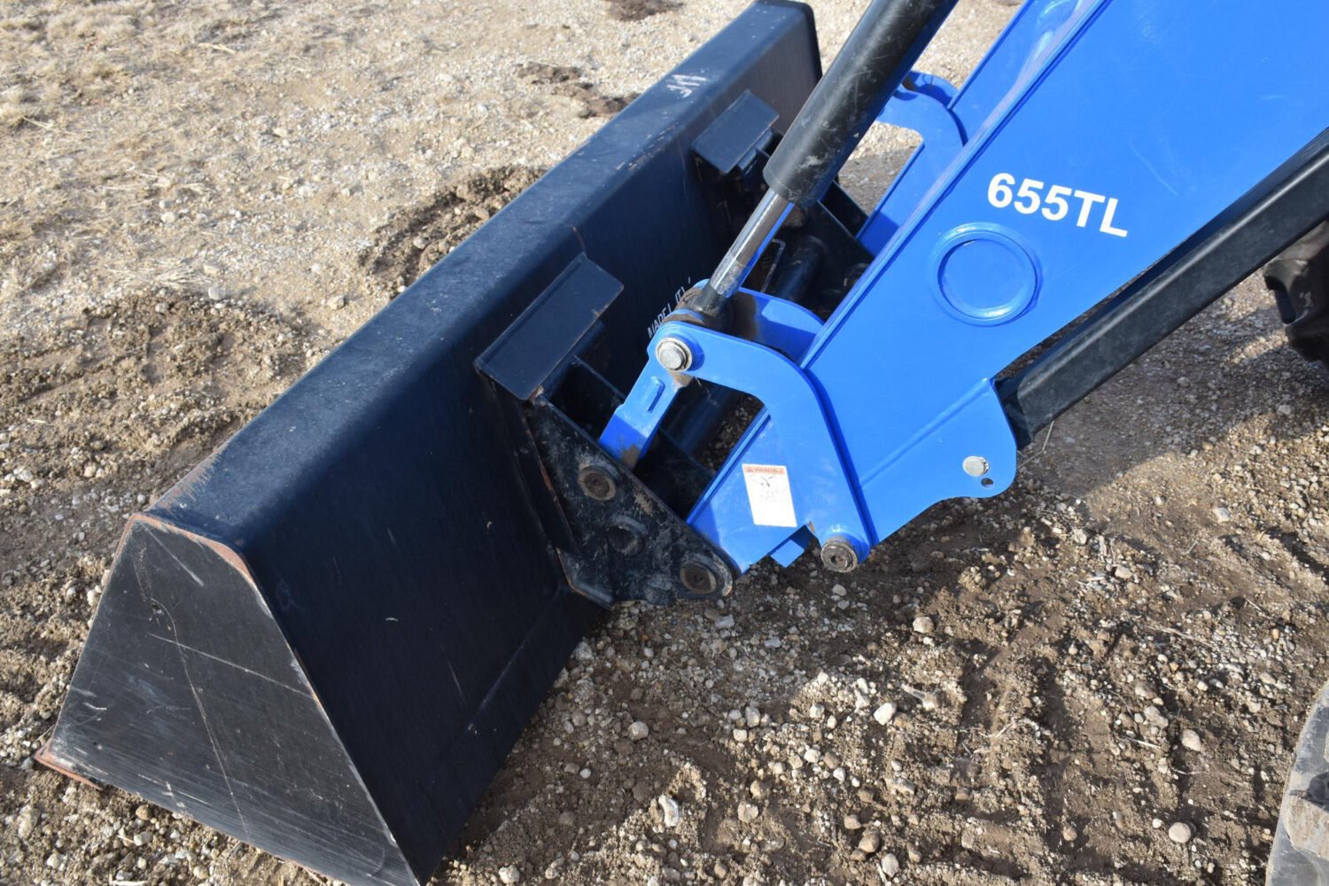 1new-holland-powerstar-110-mfwd-tractor-w-loader-2_8e0b163a65c54b7f9495da1a09bdb403