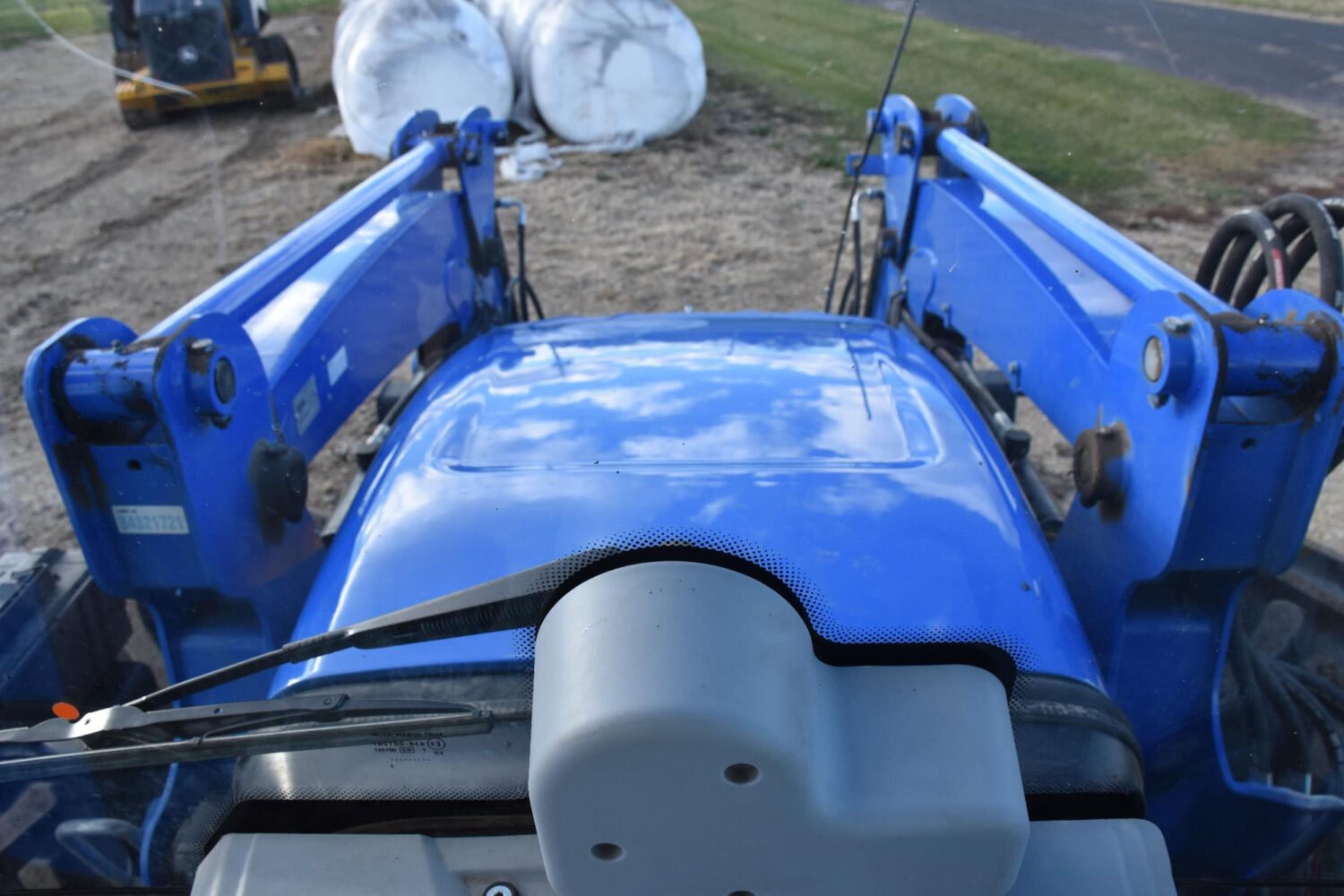 1new-holland-powerstar-110-mfwd-tractor-w-loader-2_91c6ce1b16154cfd8215818147f5e95d